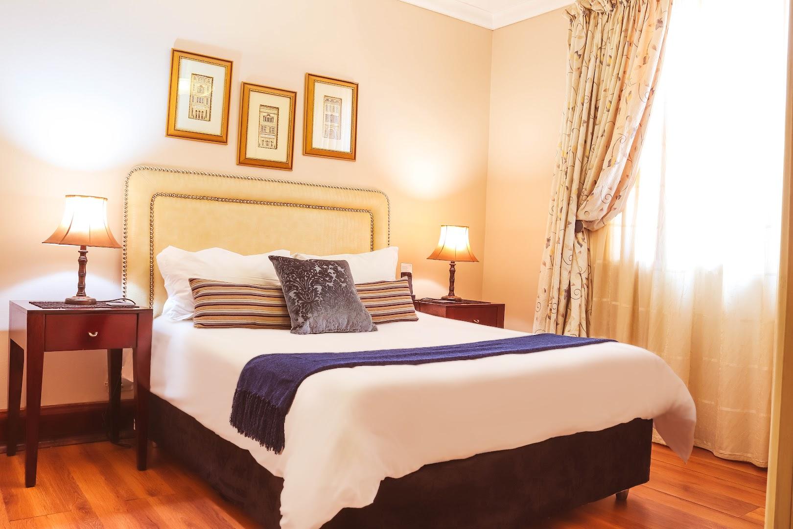 Casa Toscana Lodge - Accommodation, Day spa, Restaurant and Die Blou hond theatre