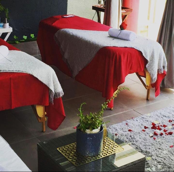Lehlogonolo 's Beauty salon