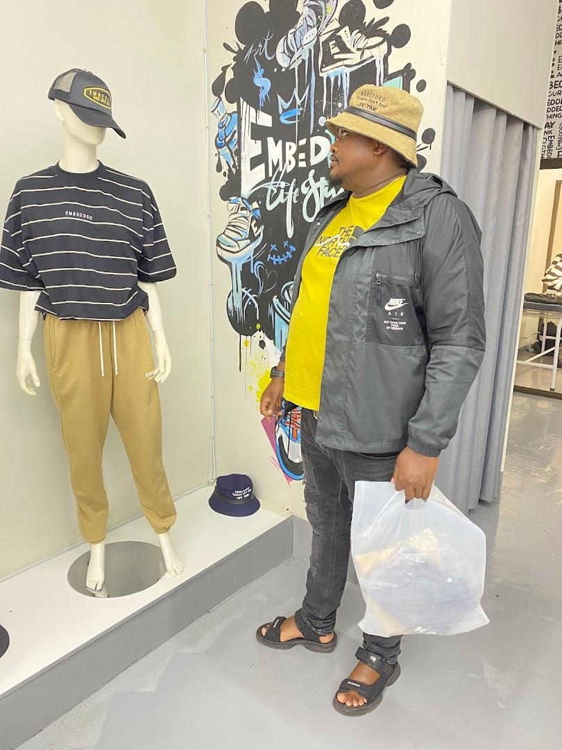 EMBEDDED POP-UP STORE