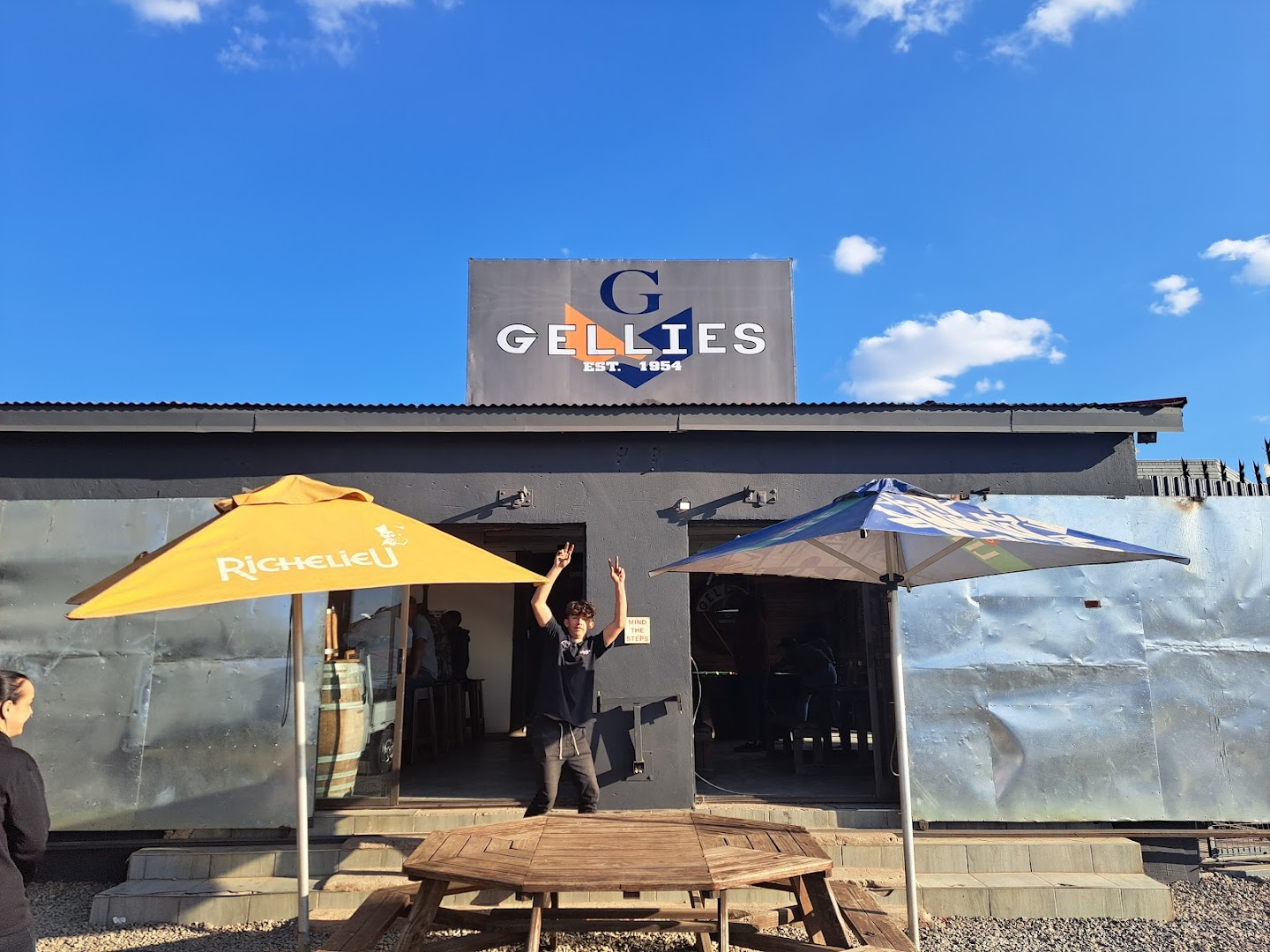 Gellies Pub and Grill
